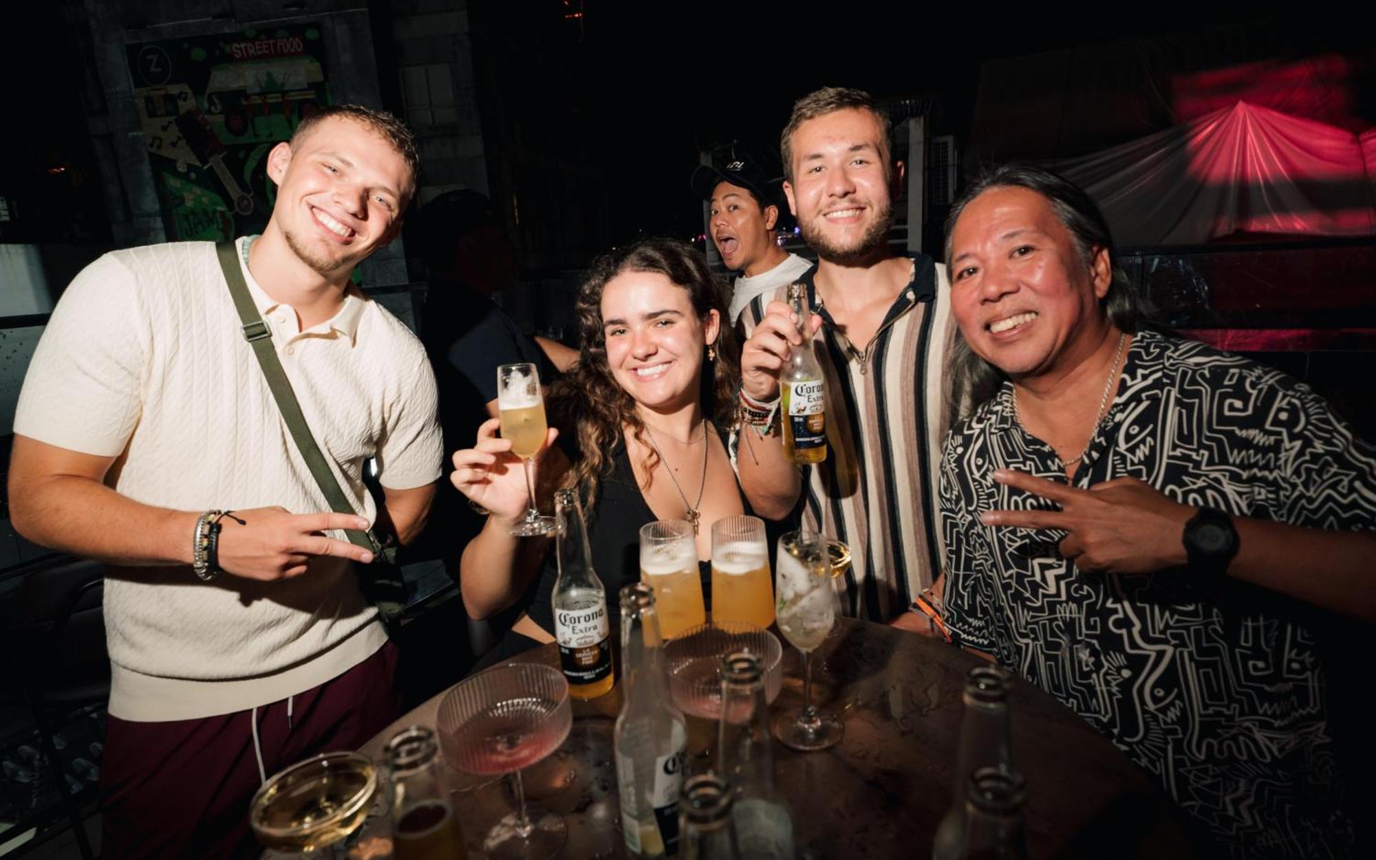 马卡蒂 Mad Monkey Manila旅舍 外观 照片
